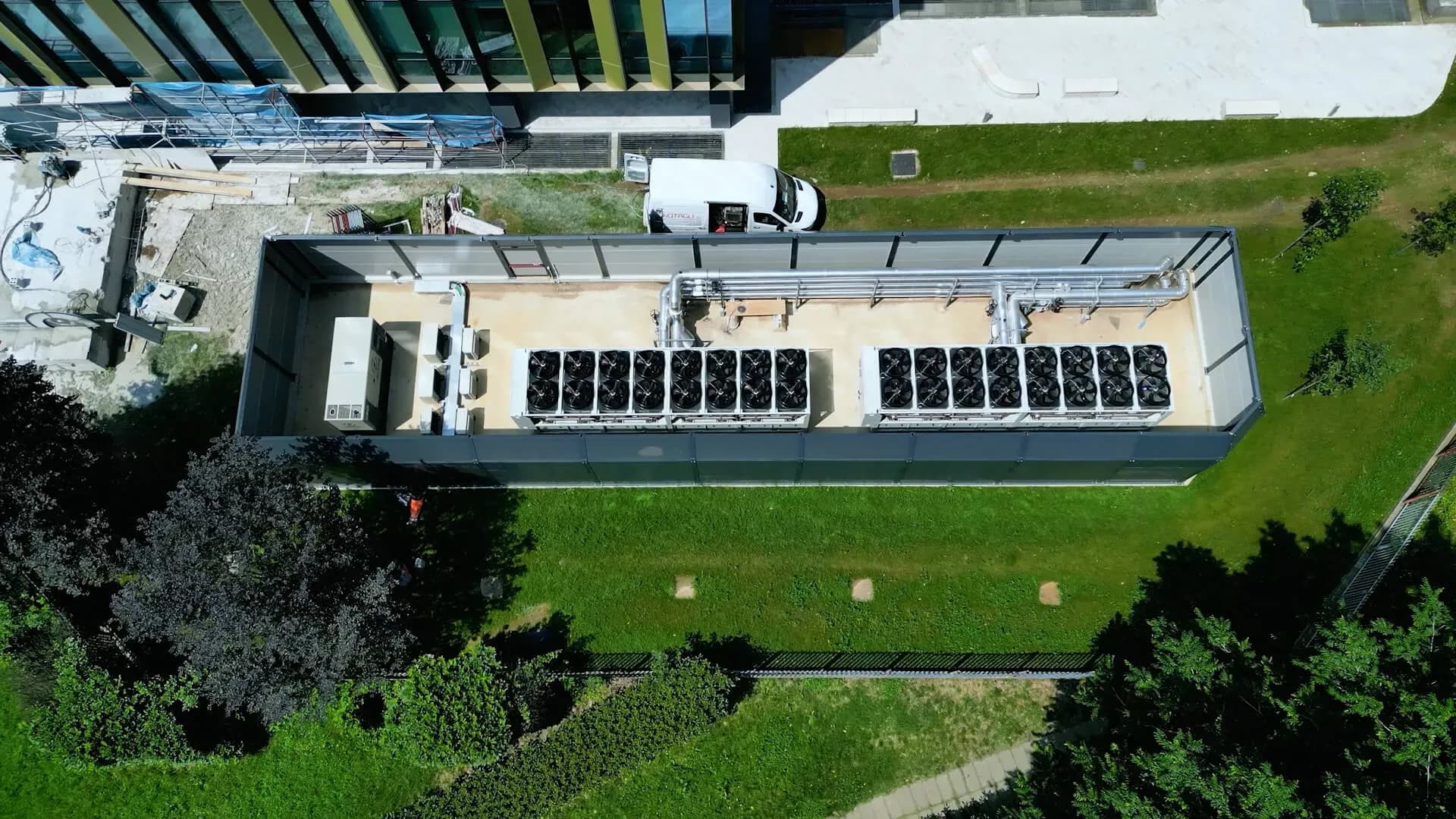 La sostenibilità non coincide con il semplice ottenimento di una certificazione, ma rappresenta l’esito naturale di un processo strutturato, misurabile e condiviso. Adottiamo un approccio ingegneristico che integra tutela ambientale, qualità dell’abitare ed efficienza delle prestazioni dell’edificio.